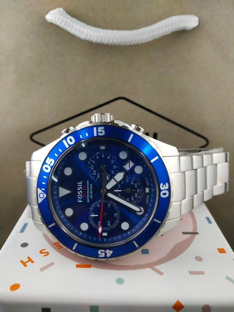 With box and paperbag (Category: Men's Watches) located in Manila. Submitted by chellesshop (Listing ID 1463981386, Image 3). Description: .