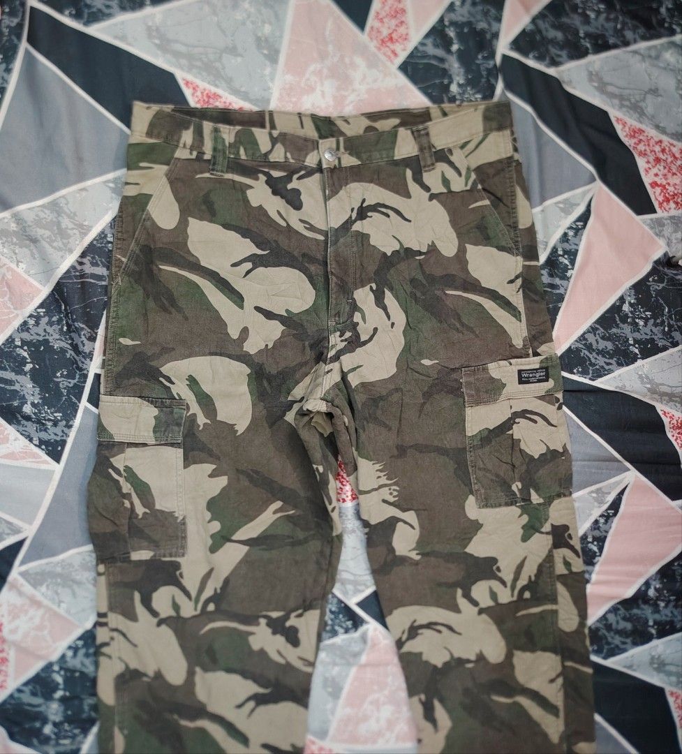 Wrangler Camo Cargo Pants Fleece Inside (Category: Jeans) located in San Fernando. Submitted by vincentgomez (Listing ID 1464034850, Image 2). Description: Wrangler Camo Cargo Pants Fleece Inside -Excellent Condition -Waistline 38 to 40 -Length 44 -Leg hole 10 -Flawless -Authentic La Union 📍.