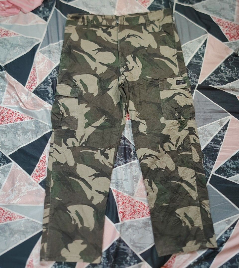 Wrangler Camo Cargo Pants Fleece Inside (Category: Jeans) located in San Fernando. Submitted by vincentgomez (Listing ID 1464034850, Image 1). Description: Wrangler Camo Cargo Pants Fleece Inside -Excellent Condition -Waistline 38 to 40 -Length 44 -Leg hole 10 -Flawless -Authentic La Union 📍.