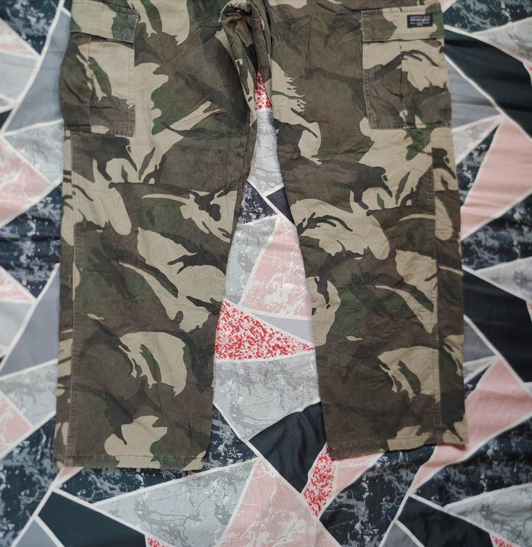 Wrangler Camo Cargo Pants Fleece Inside (Category: Jeans) located in San Fernando. Submitted by vincentgomez (Listing ID 1464034850, Image 3). Description: Wrangler Camo Cargo Pants Fleece Inside -Excellent Condition -Waistline 38 to 40 -Length 44 -Leg hole 10 -Flawless -Authentic La Union 📍.