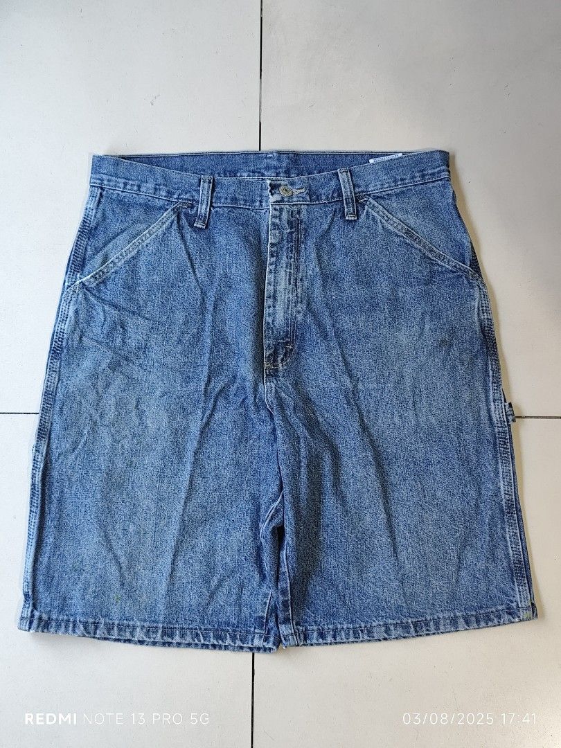 WRANGLER CARPENTER DENIM SHORTS (Category: Shorts) located in Caloocan City. Submitted by carlo_pwd (Listing ID 1464003551, Image 2). Description: WRANGLER BRAND WAIST -32 LENGTH -22 HEM -11 .