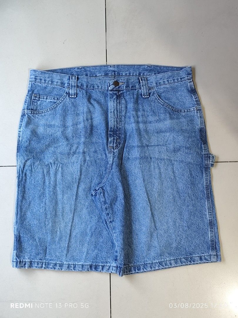 WRANGLER CARPENTER DENIM SHORTS (Category: Shorts) located in Caloocan City. Submitted by carlo_pwd (Listing ID 1464005736, Image 2). Description: WRANGLER BRAND WAIST -38 LENGTH -23 HEM -12.