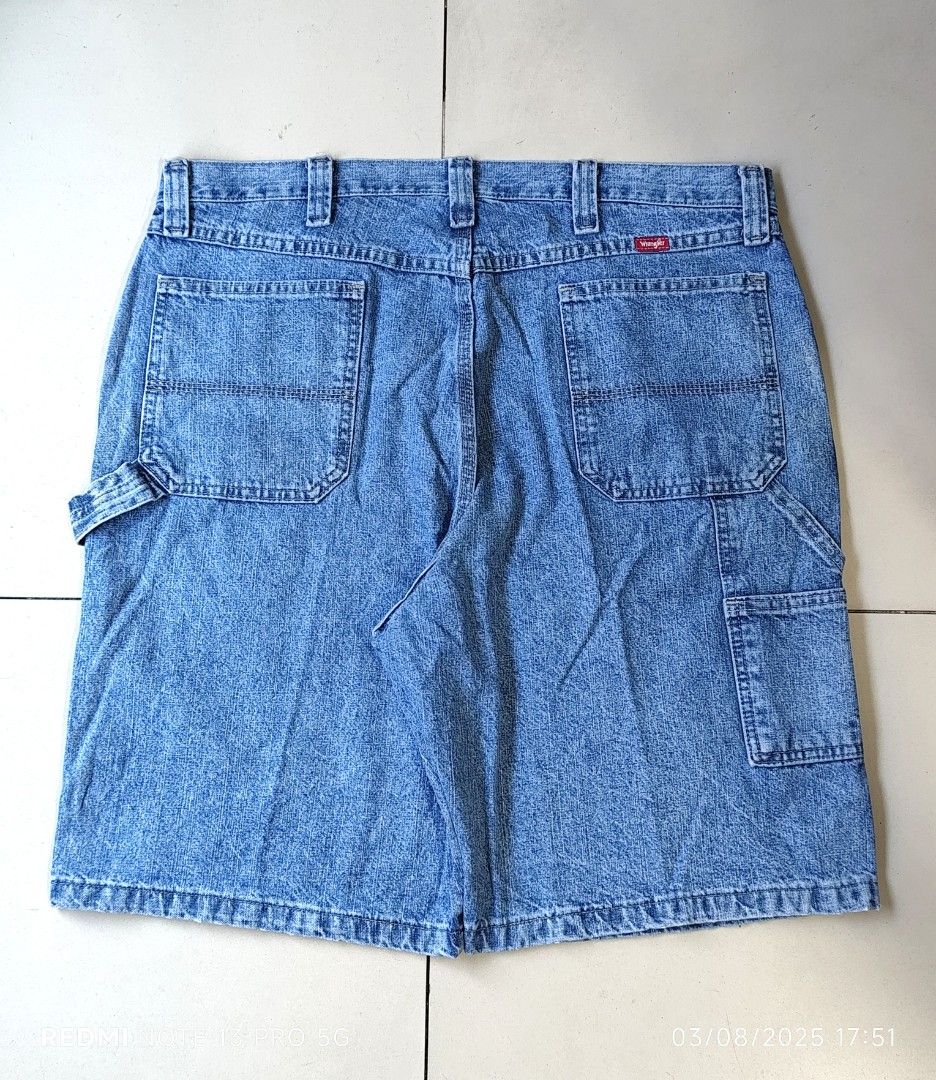 WRANGLER CARPENTER DENIM SHORTS (Category: Shorts) located in Caloocan City. Submitted by carlo_pwd (Listing ID 1464005736, Image 1). Description: WRANGLER BRAND WAIST -38 LENGTH -23 HEM -12.