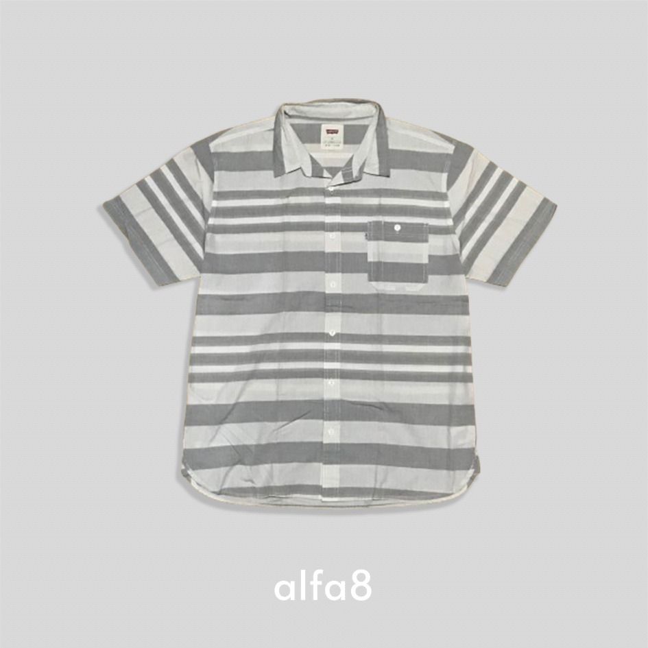 (L-XL) Levi's Striped Short Sleeve Shirt Light Gray (Category: Tshirts & Polo Shirts ) located in Imus. Submitted by alfa_8 (Listing ID 1464009708, Image 1). Description: Note: Color may differ due to lighting. (Color is lighter in-person) Smart Casual / Summer / Workwear / Gorpcore Basics Condition: 9/10 No rips, no missing buttons, and no holes. Key Features: Features a classic grey and off-white multi-stripe pattern, a clean single chest pocke