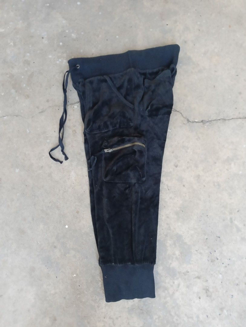 Y2K Achieve studs pants velvet (Category: Other Bottoms) located in Subic. Submitted by gentlecloud-8030a3 (Listing ID 1463996331, Image 3). Description: Y2K Achieve studs pants Velvet size Small to M In verygood 350+ship.