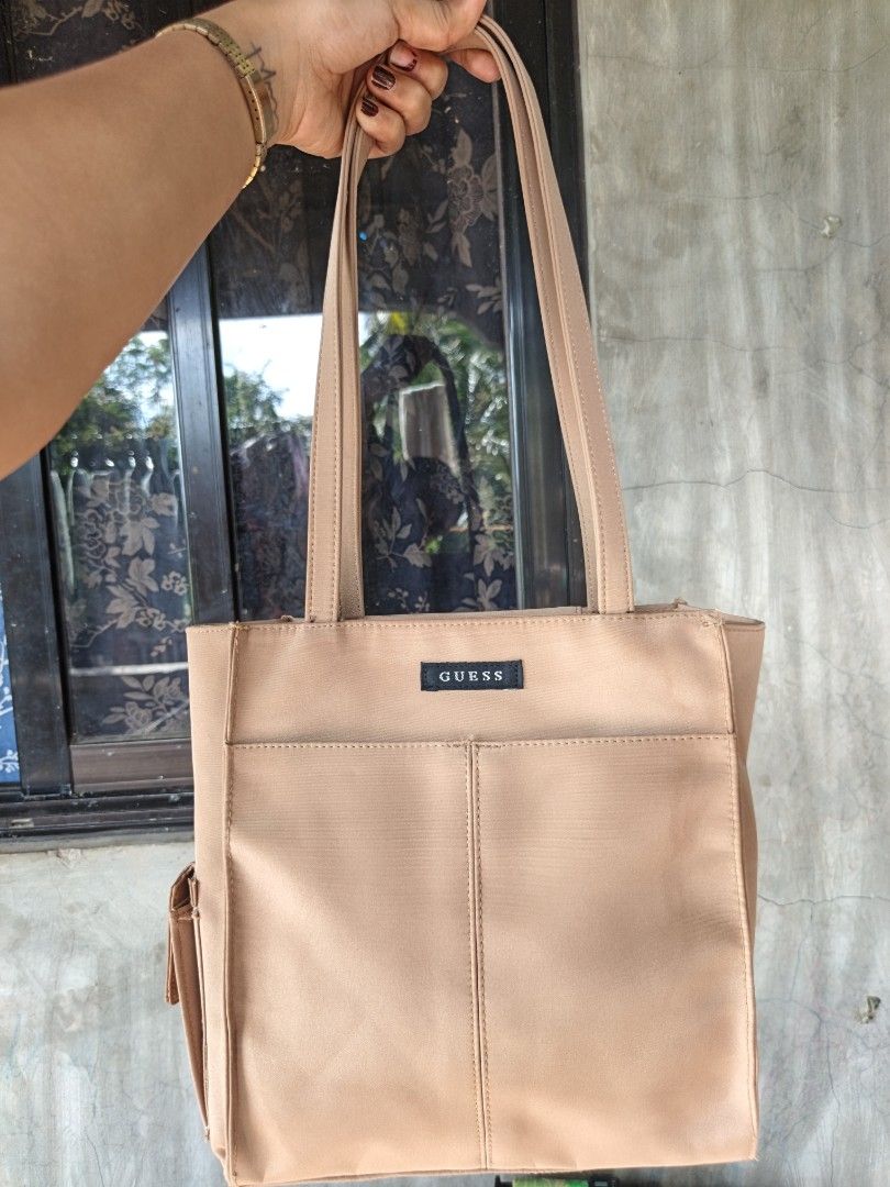 Y2k Guess vintage shoulder bag (Category: Shoulder Bags) located in Manila. Submitted by ukay-ukaybylyn (Listing ID 1463942444, Image 1). Description: super nice in actual may minimal dirt sya kita sa picture super tibay nya kasi tela eh makapal din.