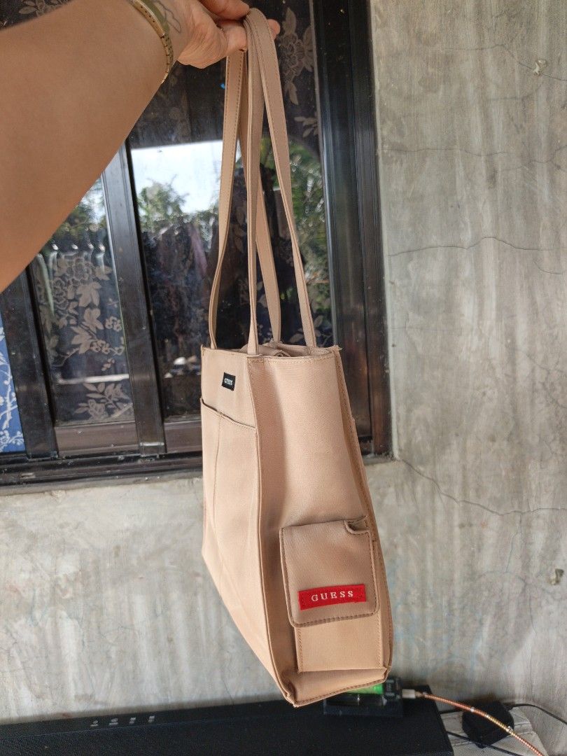 Y2k Guess vintage shoulder bag (Category: Shoulder Bags) located in Manila. Submitted by ukay-ukaybylyn (Listing ID 1463942444, Image 2). Description: super nice in actual may minimal dirt sya kita sa picture super tibay nya kasi tela eh makapal din.