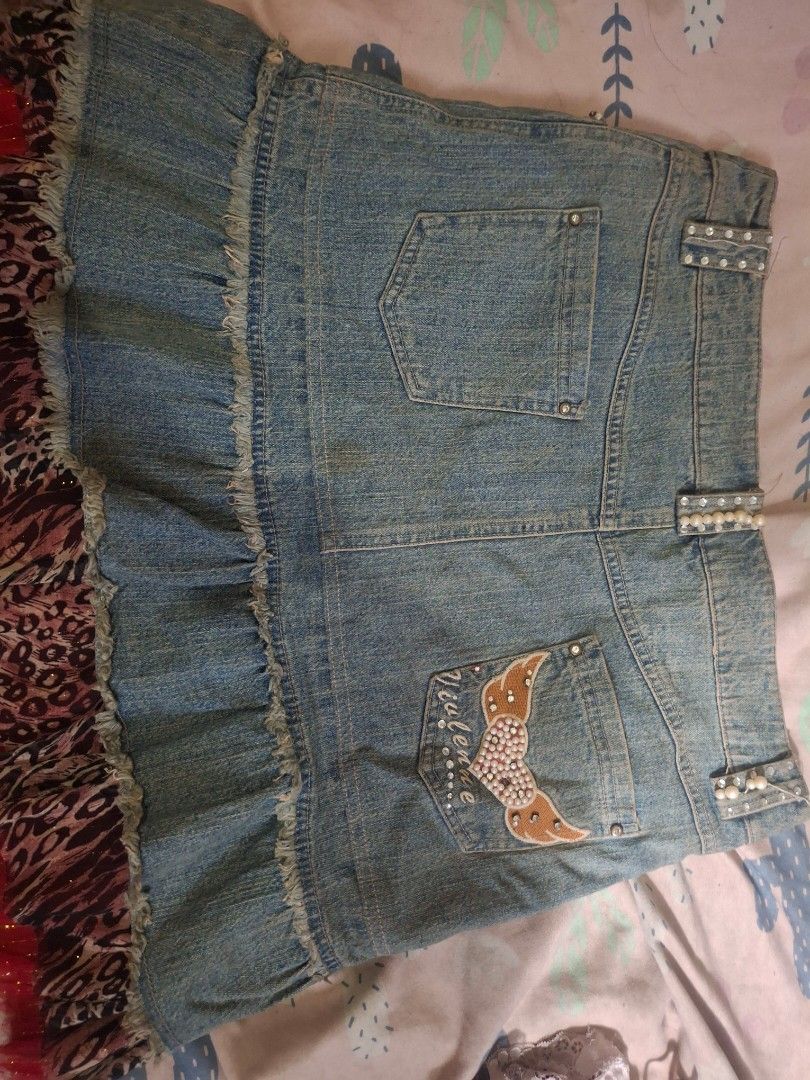 Y2k Leopard Skirt, Vintage (Category: Skirts) located in Manila. Submitted by myrtlesjob26951 (Listing ID 1463987999, Image 3). Description: Vintage, Leopard Skirt, Large Size.