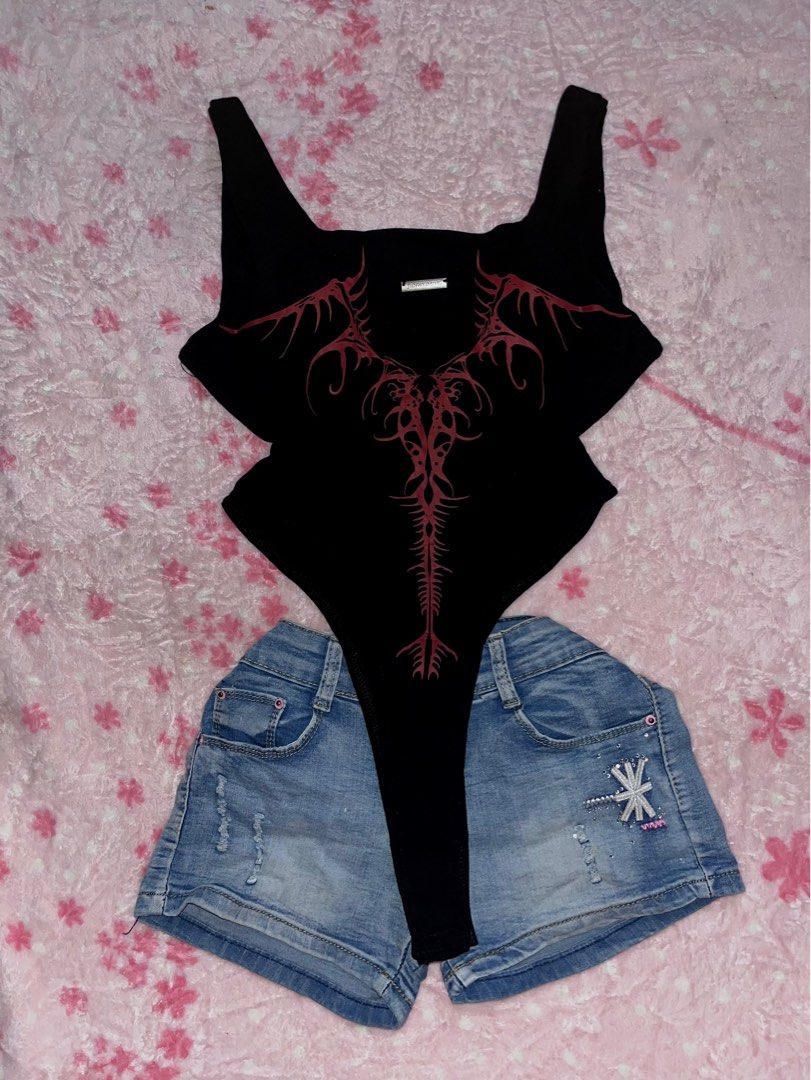 Y2k Top (Category: Sleeveless) located in Bulan. Submitted by chic.hori (Listing ID 1464066676, Image 1). Description: s-m.