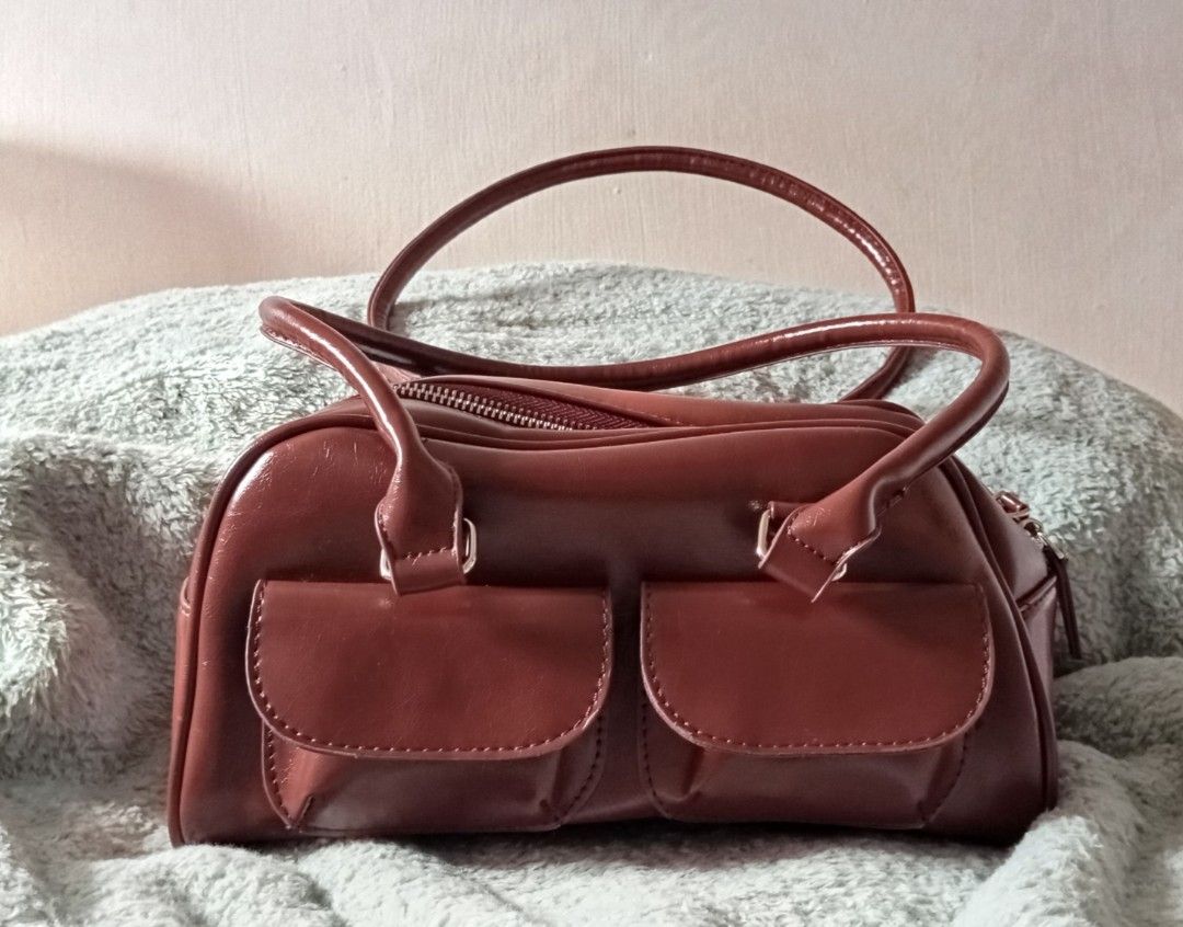 Y2K Vintage Brown Shoulder Bag (Category: Shoulder Bags) located in Las Pinas. Submitted by klaixx101 (Listing ID 1463952063, Image 1). Description: No issues, in good condition..