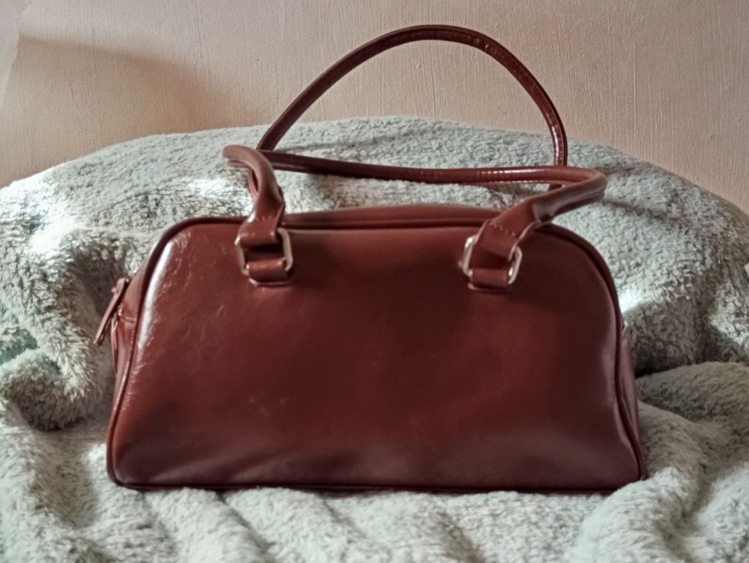 Y2K Vintage Brown Shoulder Bag (Category: Shoulder Bags) located in Las Pinas. Submitted by klaixx101 (Listing ID 1463952063, Image 2). Description: No issues, in good condition..