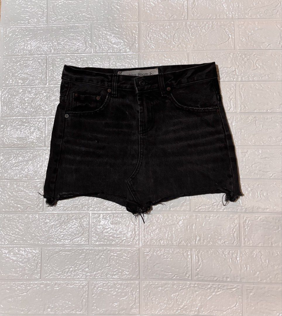 Y2k Vintage Denim mini skirt (Category: Shorts) located in Cebu City. Submitted by airahxoxo (Listing ID 1464024787, Image 1). Description: - High-waisted black denim shorts - Raw hem detail - Estimated size: Small - Ideal for casual wear - Versatile: pairs easily with any top.