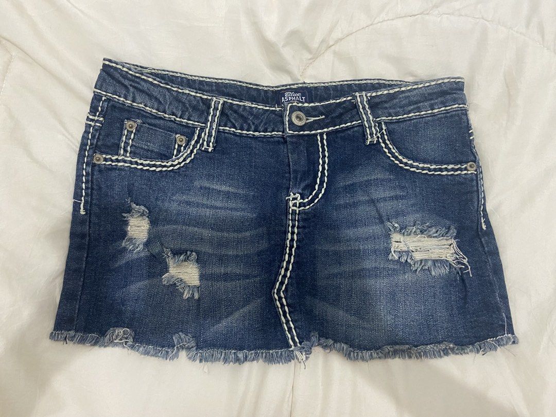 Y2k Vintage Distressed Mini Skirt (Category: Skirts) located in Cabuyao City. Submitted by ryn.vlx (Listing ID 1464133106, Image 1). Description: Waist: 25-27 inches Length: 10 inches.