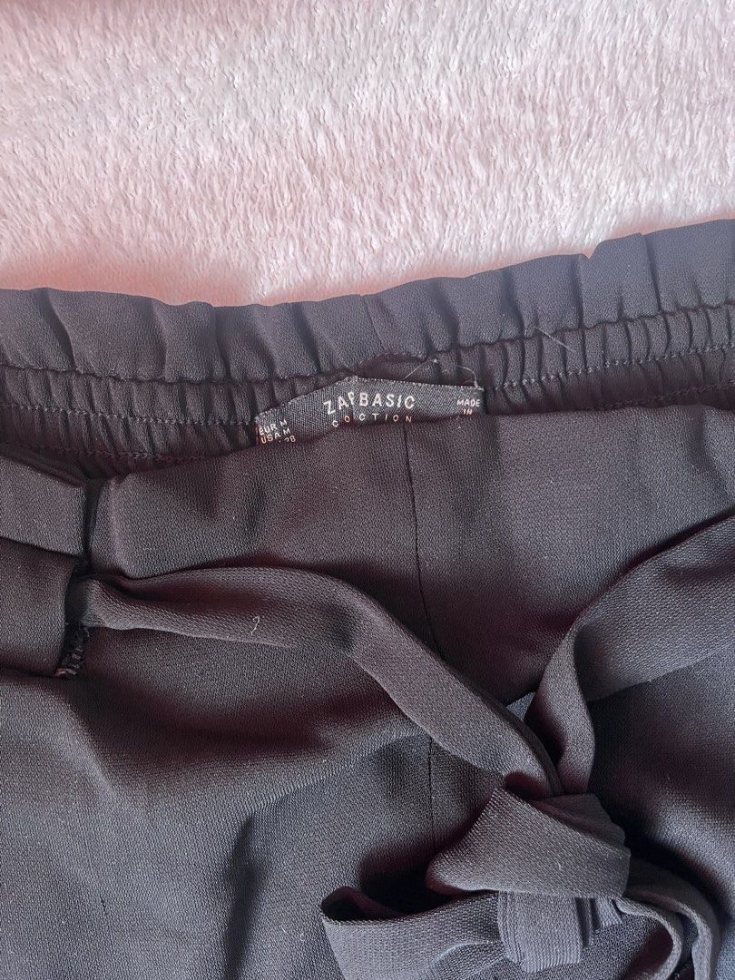 ZARA BASIC Black Wide Leg Pants with Tie Waist (Category: Jeans) located in Cabuyao City. Submitted by jei_gspr (Listing ID 1463955322, Image 2). Description: - Brand: ZARA BASIC - Color: Black - Style: Wide leg pants - Size: M - Features: Elasticated waistband, tie belt - Material: Flowy, very comfortable - Occasion: Casual wear or dressing up.