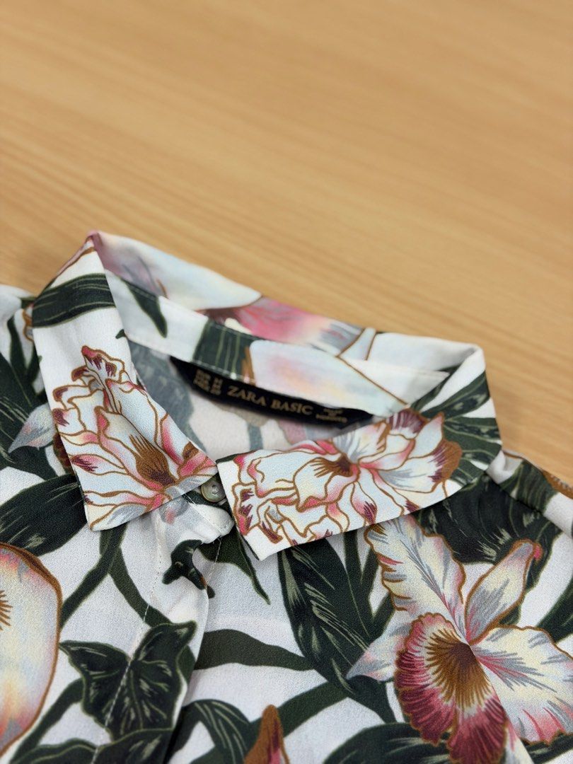 Zara Basic Floral Print Long Sleeve Shirt Size M (Category: Longsleeves) located in Muntinlupa City. Submitted by grateful_heart78 (Listing ID 1464052625, Image 3). Description: Zara Basic white floral print long-sleeve collared shirt, size M. Versatile for casual or dressy occasions..