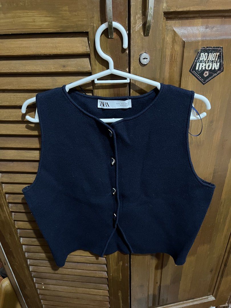 Zara Black Button Up Knit Vest Top Size L (Category: Sleeveless) located in Tuy. Submitted by luckyocean.879a83 (Listing ID 1464049706, Image 1). Description: - Zara knit vest - Black color - Button-up front - Sleeveless design - Cropped length - Excellent for layering.