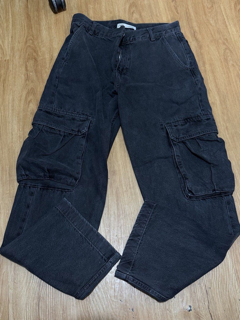 ZARA Black Denim Cargo Pants (Category: Jeans) located in Taguig. Submitted by binans (Listing ID 1463986135, Image 1). Description: - ZARA Black Denim Cargo Pants - Size: EUR 40 / USA 31 / MEX 31 Color grade is 7/10 faded from use .