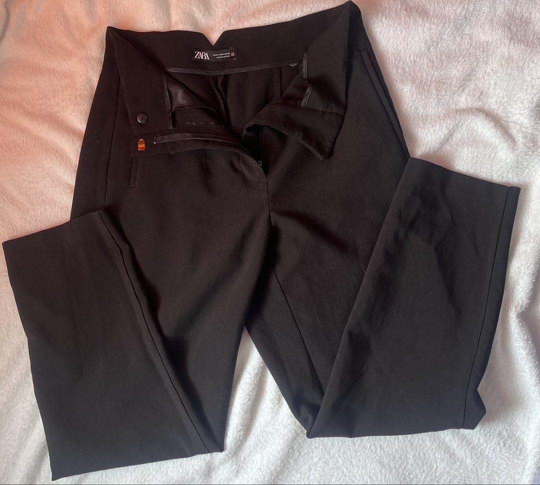 Zara Black Wide Leg Trousers (Category: Jeans) located in Cabuyao City. Submitted by jei_gspr (Listing ID 1463955423, Image 1). Description: - Zara wide-leg trousers - Classic dress pants style - Front button and zip closure - Two waistband buttons - Versatile for work or a night out.