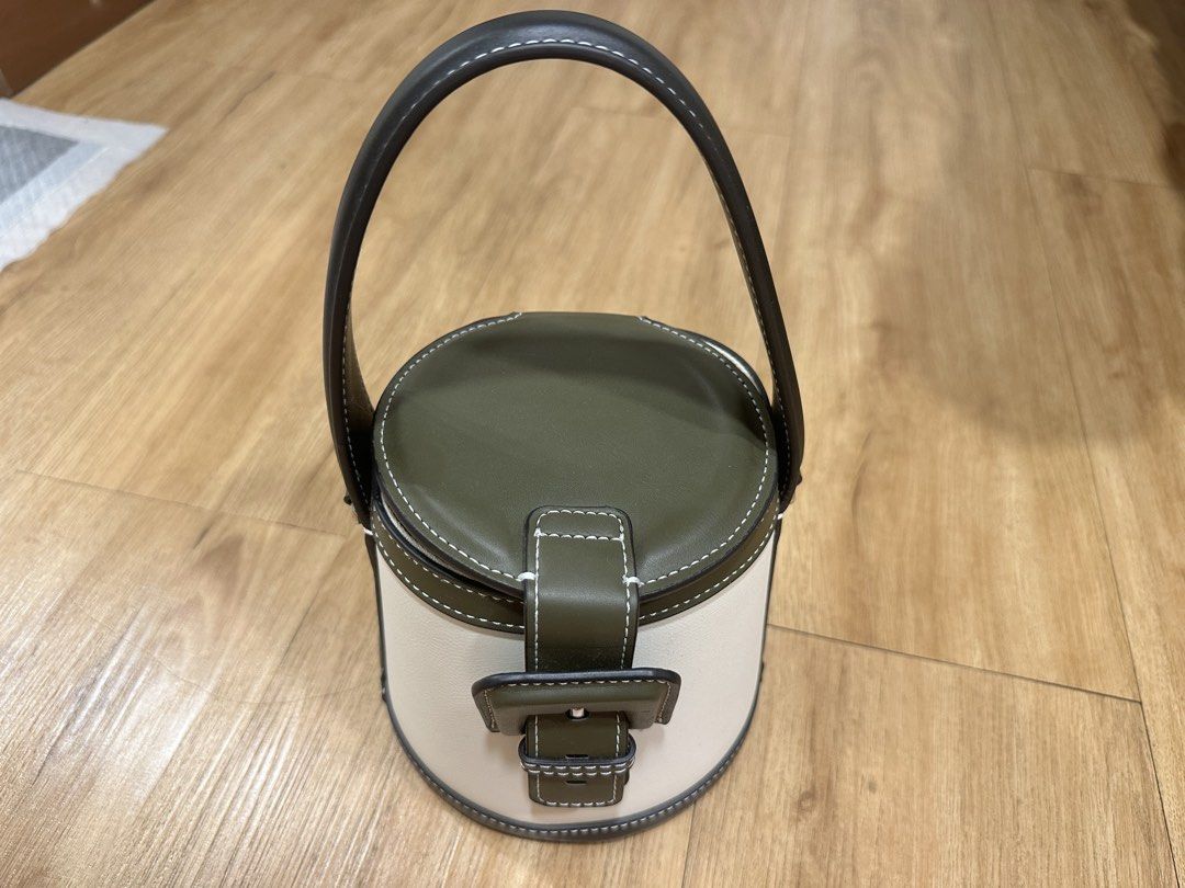 ZARA Green Bag (Category: Cross-body Bags) located in Taguig. Submitted by fromtcloset (Listing ID 1464077455, Image 2). Description: - with strap - has a stain but the buckle can cover it .