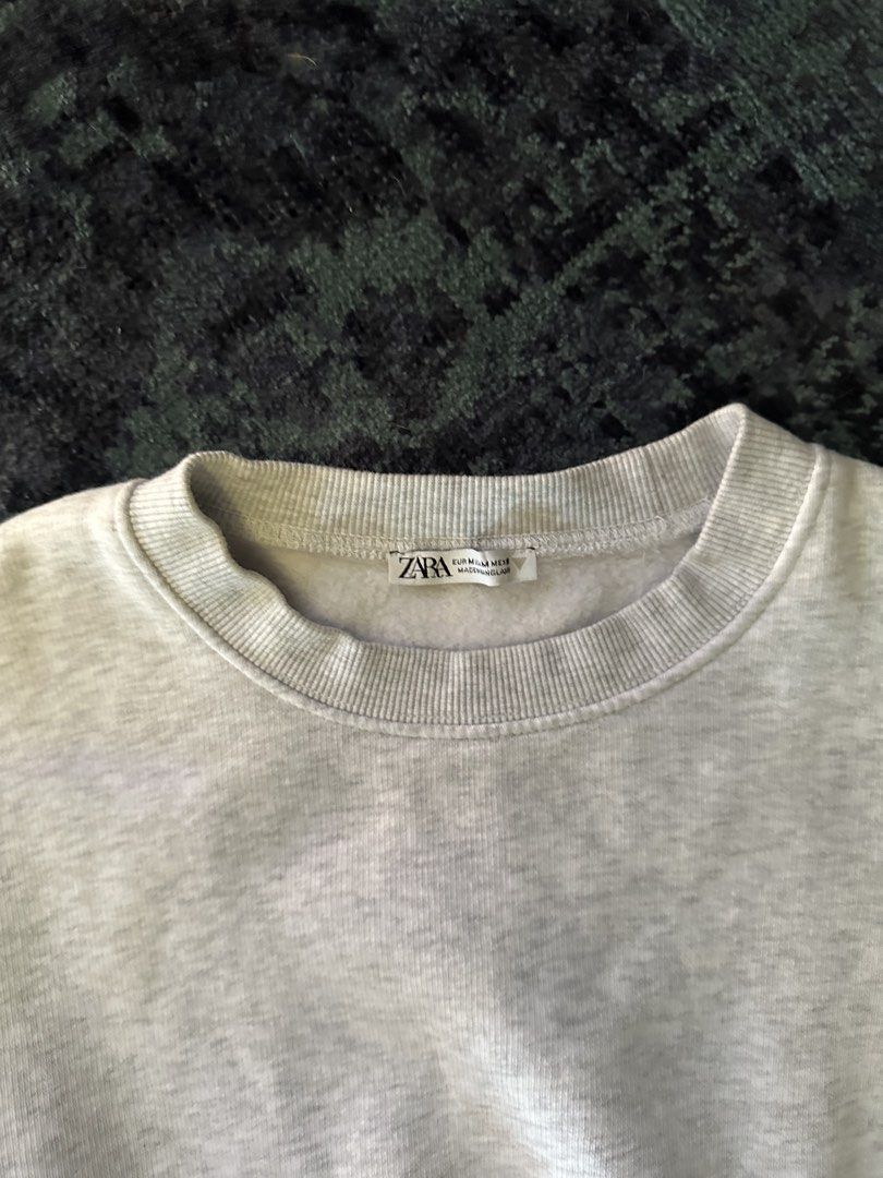 ZARA Cropped Sweater (Category: Longsleeves) located in Makati City. Submitted by smolpapi (Listing ID 1464135184, Image 2). Description: - Grey cropped sweatshirt from ZARA - Relaxed fit with balloon sleeves - Comfortable and casual - Easy to style with jeans or leggings.