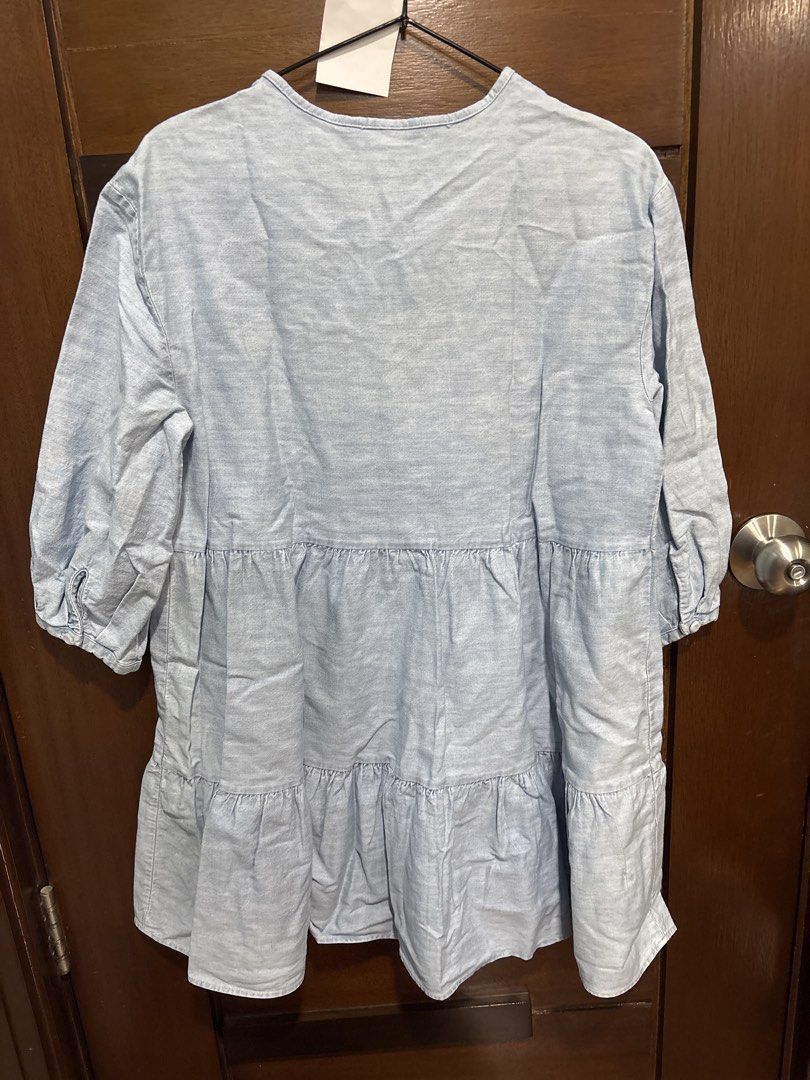 ZARA Light Blue Tiered Denim-look Top (Category: Sleeveless) located in Mandaluyong City. Submitted by clothescarousel (Listing ID 1464055330, Image 3). Description: - Light blue Zara top - Resembles denim but is a lighter fabric - Features a stylish tie-neck detail - Tiered and flowy design for a relaxed silhouette - Three-quarter sleeves with a subtle puff - Ideal for casual wear.