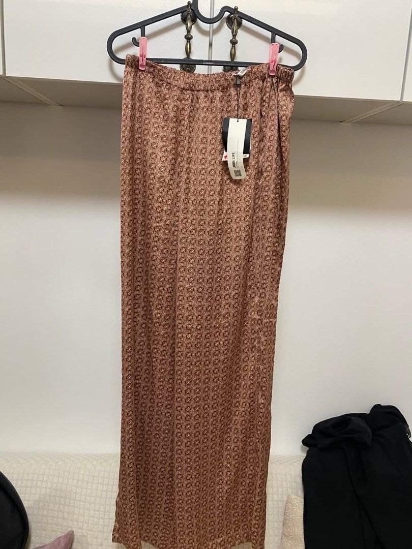 Zara pants silk (Category: Skirts) located in Manila. Submitted by cheska.closet18 (Listing ID 1464133740, Image 1). Description: - Brand new with tags - Brown midi skirt - Geometric print - Comfortable elastic waistband - Perfect for dressing up or down - Flattering fit.