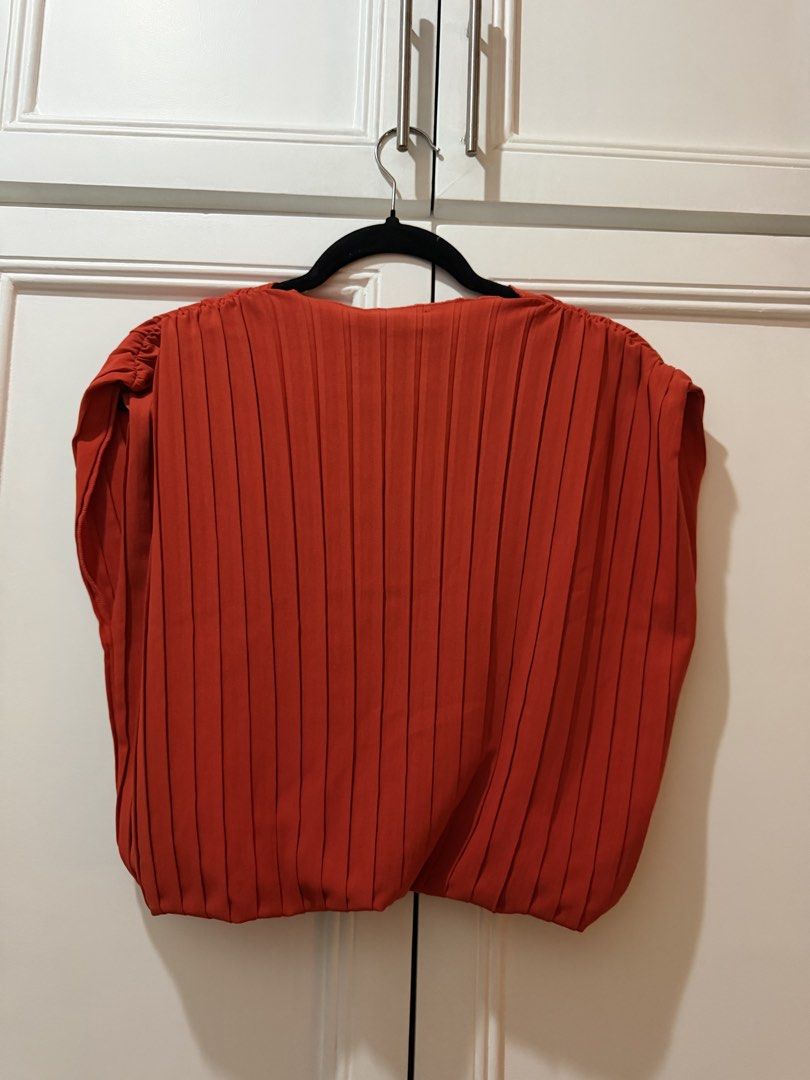 Zara Pleated Balloon Top (Category: Blouses) located in Quezon City. Submitted by prebyj (Listing ID 1464087816, Image 3). Description: .