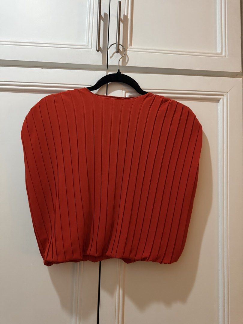 Zara Pleated Balloon Top (Category: Blouses) located in Quezon City. Submitted by prebyj (Listing ID 1464087816, Image 2). Description: .