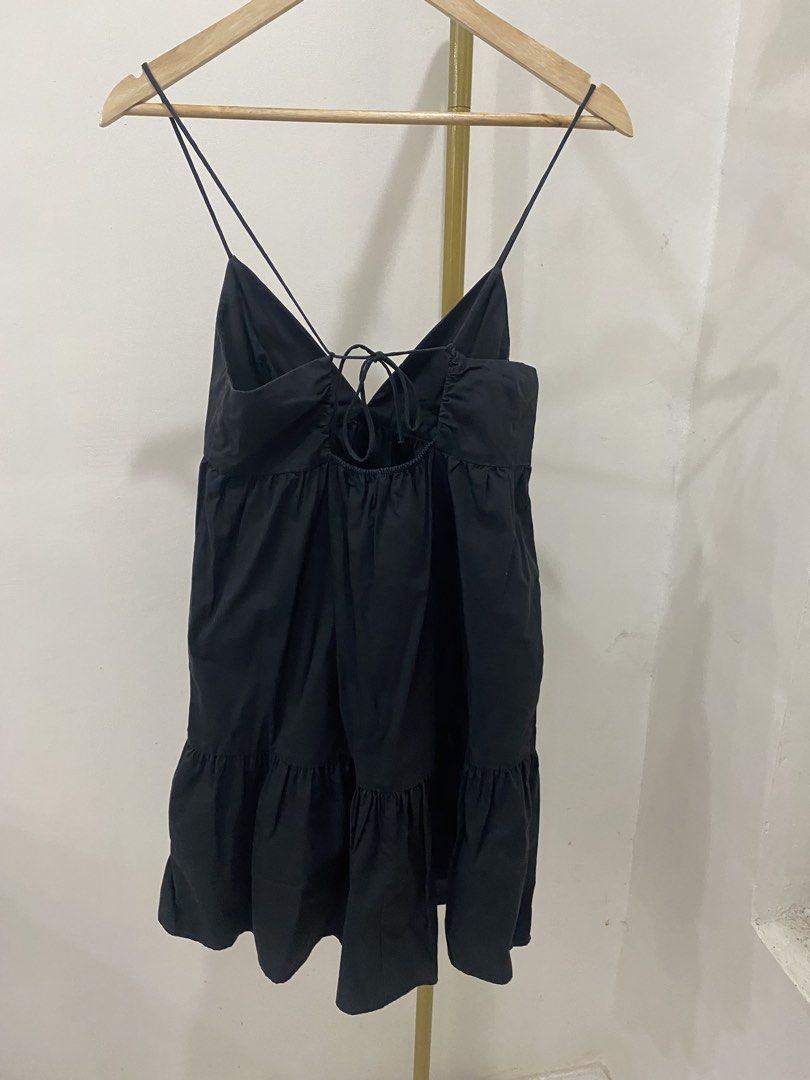 Zara poplin mini black dress (Category: Dresses) located in Paranaque City. Submitted by senseofstyle01 (Listing ID 1464064447, Image 3). Description: .