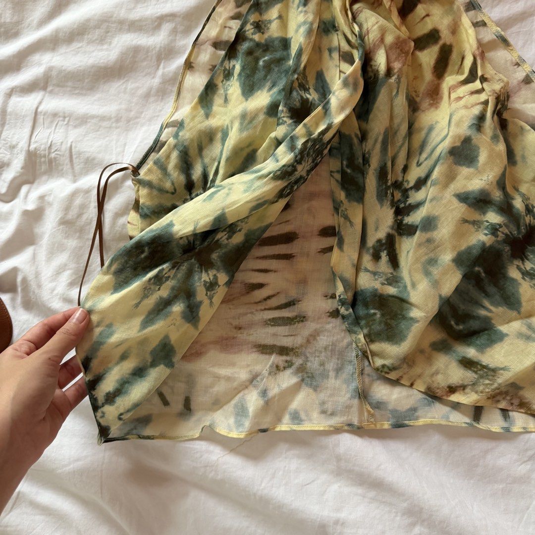 ZARA summer top (Category: Dresses) located in Mabalacat. Submitted by pauwieee12 (Listing ID 1464001396, Image 3). Description: - ZARA - Style: Yellow and green tie-dye maxi dress - Neckline: Halter neck with tie-up straps - Design: Lightweight, flowy - Occasion: Perfect for beach days or summer evenings - Size: Medium (M) - Condition: Brand new with original tags attached.