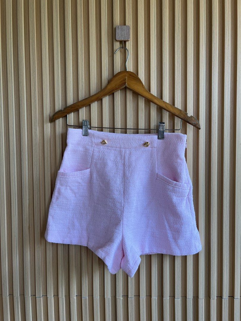 Zara tweed (Category: Shorts) located in Lipa City. Submitted by thyra06 (Listing ID 1463952590, Image 2). Description: Zara tweed highwaist good as new size 28/29.