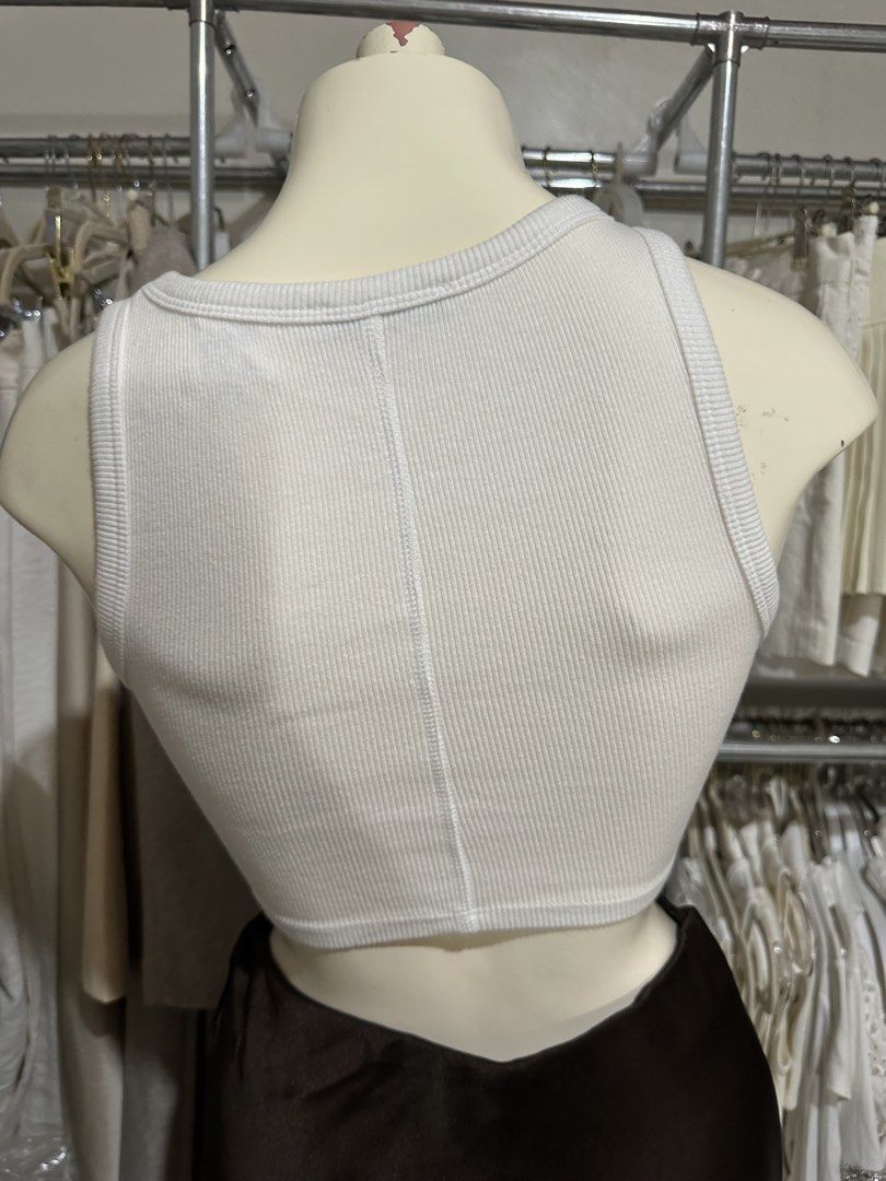 Zara White Crop tank (Category: Sleeveless) located in Davao. Submitted by krau_ (Listing ID 1464055976, Image 2). Description: Crop top with seam detail at the back.