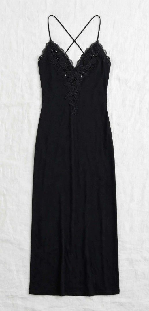 ZEBRA BRAND Long Nighties - Black (Category: Dresses) located in Manila. Submitted by roseannlmn66895 (Listing ID 1463960483, Image 1). Description: ZEBRA BRAND Long Nighties - Black Long nighties hanggang baba, black color. May lace with sequins sa harap. Pa-X elastic strap sa likod - medyo loose na kaya need tahian konti. May slit sa likod sa baba. Imported, maganda tela at malambot. 📍 Manggahan, Pasig 🛵 Lalamove only.