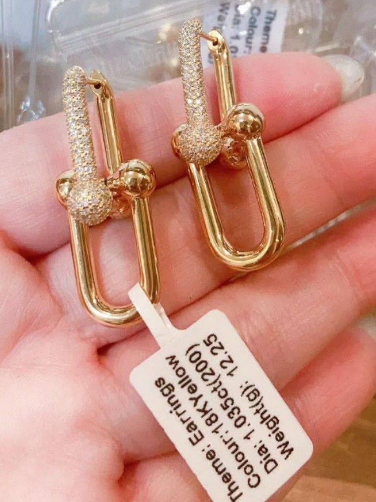18k HongKong setting gold diamond hardware earrings (Category: Earrings) located in Manila. Submitted by bhelgoldseller2ndaccount (Listing ID 1464140629, Image 1). Description: New!!✨New!!✨New!! 18k HongKong setting Gold 11,300/g 💯pawnable/naisasanla 💯with high appraisal rate 💯good investment 💯Direct supplier price 👉OPEN for resellers 🌺please take time to evaluate their actual sizes and grams 👉Best panggift for all occasions ✅ Sold per gra
