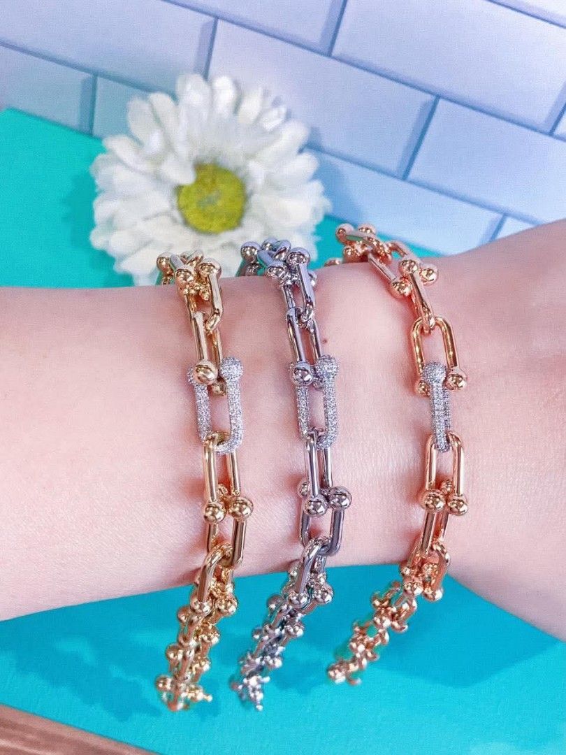 18k HongKong setting gold diamond hardware bracelet (Category: Bracelets) located in Manila. Submitted by bhelgoldseller2ndaccount (Listing ID 1464141097, Image 1). Description: New!!✨New!!✨New!! 18k HongKong setting Gold 11,300/g 💯pawnable/naisasanla 💯with high appraisal rate 💯good investment 💯Direct supplier price 👉OPEN for resellers 🌺please take time to evaluate their actual sizes and grams 👉Best panggift for all occasions ✅ Sold per gr