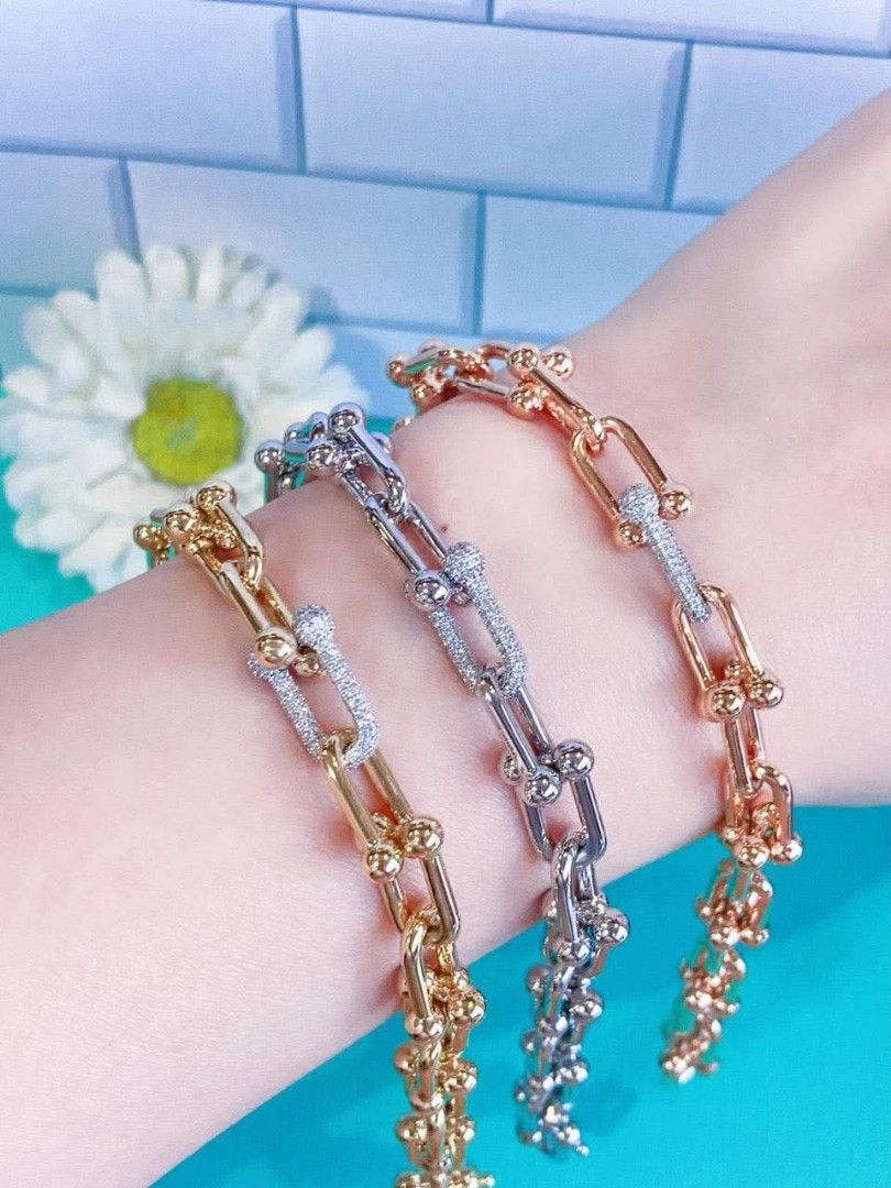 18k HongKong setting gold diamond hardware bracelet (Category: Bracelets) located in Manila. Submitted by bhelgoldseller2ndaccount (Listing ID 1464141097, Image 2). Description: New!!✨New!!✨New!! 18k HongKong setting Gold 11,300/g 💯pawnable/naisasanla 💯with high appraisal rate 💯good investment 💯Direct supplier price 👉OPEN for resellers 🌺please take time to evaluate their actual sizes and grams 👉Best panggift for all occasions ✅ Sold per gr