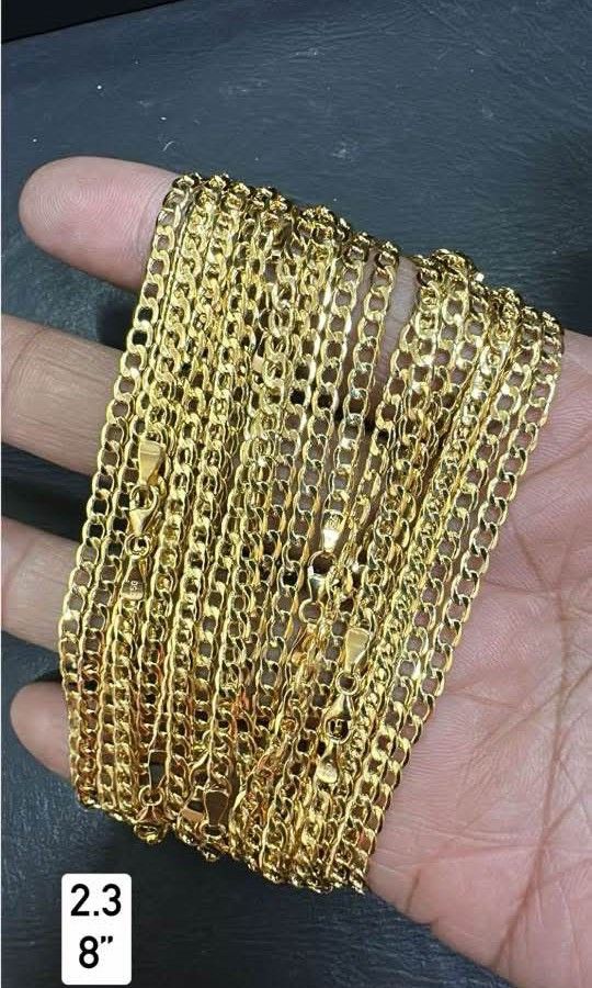 18k Saudi gold cadena bracelet (Category: Bracelets) located in Manila. Submitted by bhelgoldseller2ndaccount (Listing ID 1464279263, Image 2). Description: New!!✨New!!✨New!! Authentic 18k Saudi Golds 💯pawnable/naisasanla 💯with high appraisal rate 💯good investment 💯Direct supplier price 👉OPEN for resellers 🌺please take time to evaluate their actual sizes and grams 👉Best panggift for all occasions ✅ Sold per grams not per piece Kya lowest p