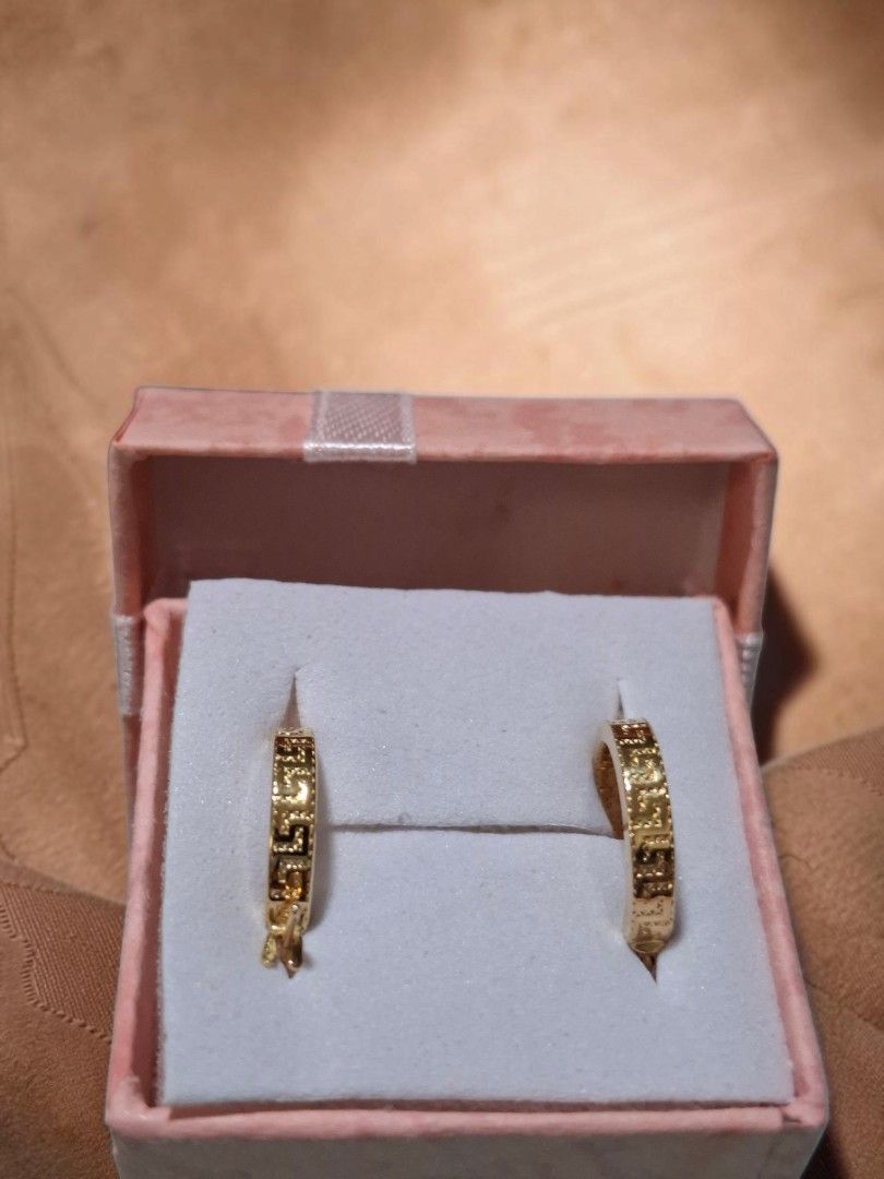 18K SAUDI GOLD FF LOOP EARRINGS (Category: Earrings) located in Las Pinas. Submitted by annachiaonair2037 (Listing ID 1464139079, Image 1). Description: REAL 18K SAUDI GOLD FF LOOP EARRINGS 1.0 GMS RFS: BOUGHT A BIGGER LOOP EARRINGS NO LOW BALLERS PLS..