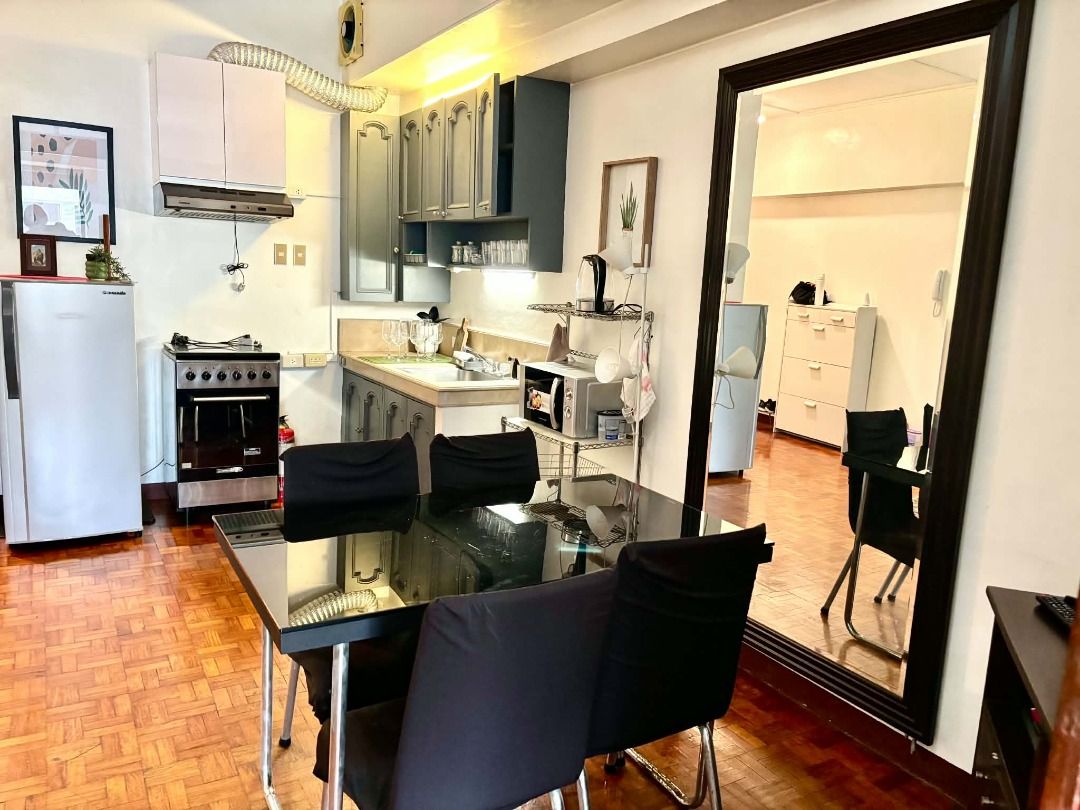 1br Perla Mansion 43.9sqm (Category: Apartments & Condos) located in Caloocan City. Submitted by propertyhu26686 (Listing ID 1464242170, Image 2). Description: -One-bedroom Perla Mansion C Palanca Legaspi Village 43.9 sqm fully furnished - Comfortable bed - Small dining area with table and chairs - Compact kitchen with refrigerator, stove, and microwave - Includes sofa and large mirror - Perfect for singles or couples - Located in a convenient ar
