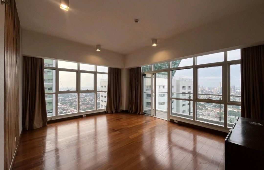 3 Bedroom SkyVillas for Rent (Category: Apartments & Condos) located in Quezon City. Submitted by kat3n (Listing ID 1464216761, Image 2). Description: LUXURY PENTHOUSE FOR LEASE — SKY VILLAS AT ONE BALETE ₱185,000/month — Inclusive of Association Dues 📍 Sky Villas at One Balete One Balete Drive corner N. Domingo Street New Manila, Quezon City A rare opportunity to lease a 202 sqm true penthouse residence in the heart of New Manila. Penthouse 33D
