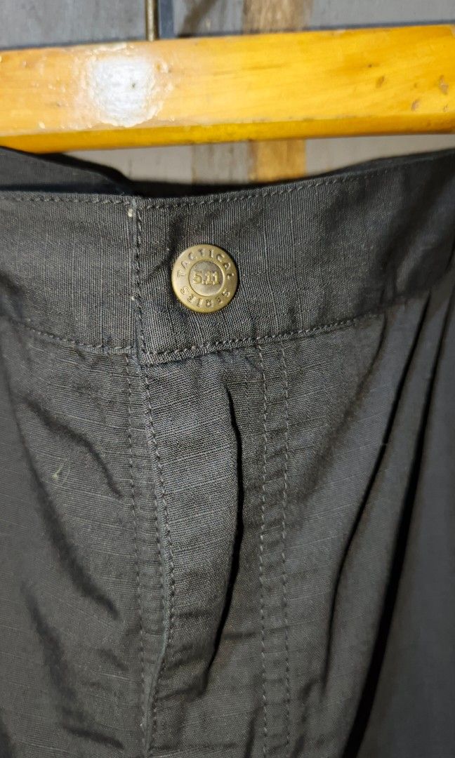 5.11 TACTICAL CARGO SHORT (Category: Shorts) located in Makati City. Submitted by updownthrift (Listing ID 1464325837, Image 2). Description: NO ISSUE NEED WASH.