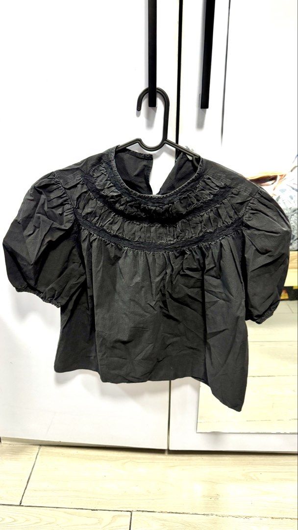 8 seconds Black Top (Category: Blouses) located in Quezon City. Submitted by proudrn (Listing ID 1464347075, Image 1). Description: Lightly used.