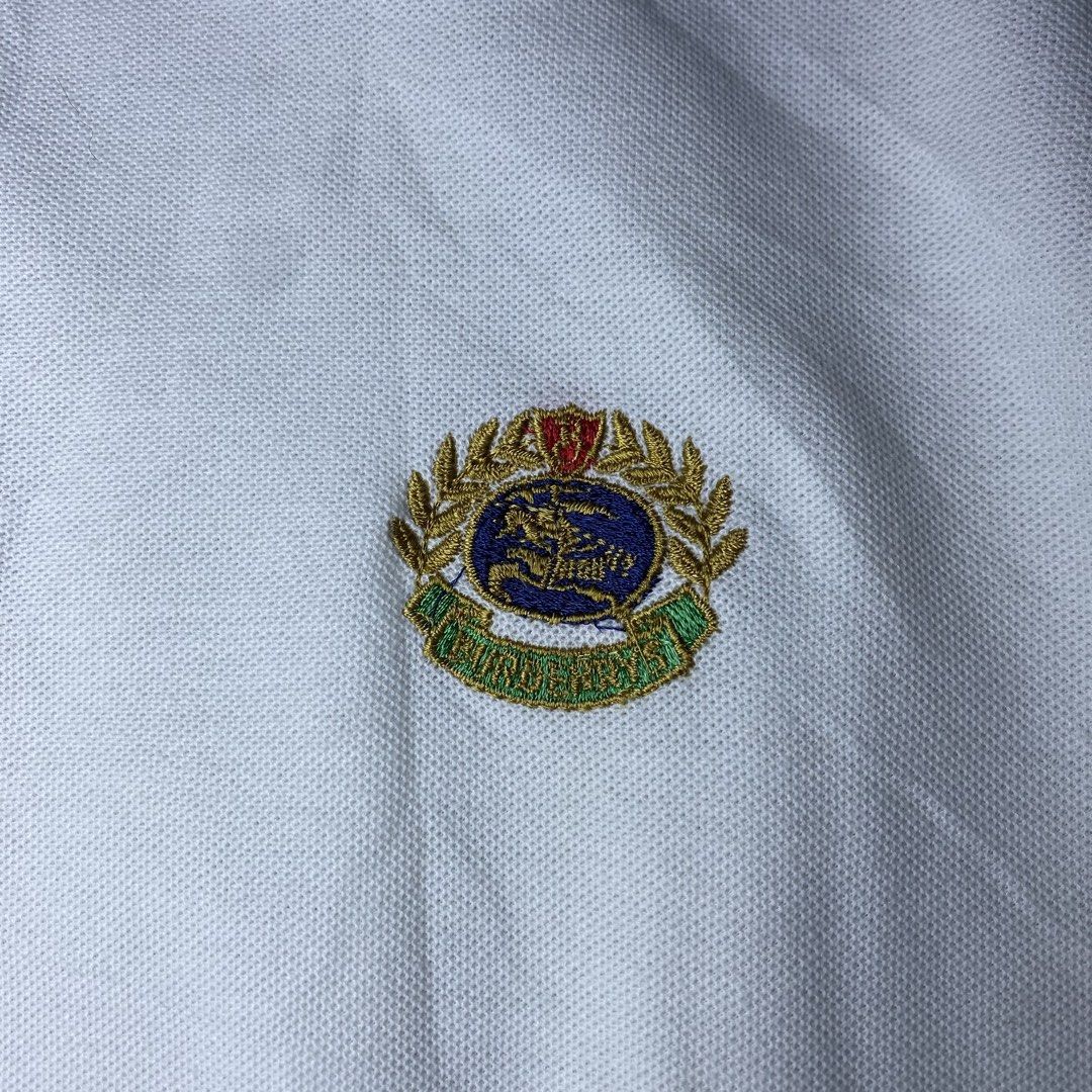 90s BURBERRY (Category: Activewear) located in Zaragoza. Submitted by 9701026734 (Listing ID 1464297299, Image 3). Description: VINTAGE BURBERRY 90s ‎ size large ‎dimes W21.5 / L28 ‎condition VERY GOOD ‎color rate 9.7/10 ‎issue NEED WASH.