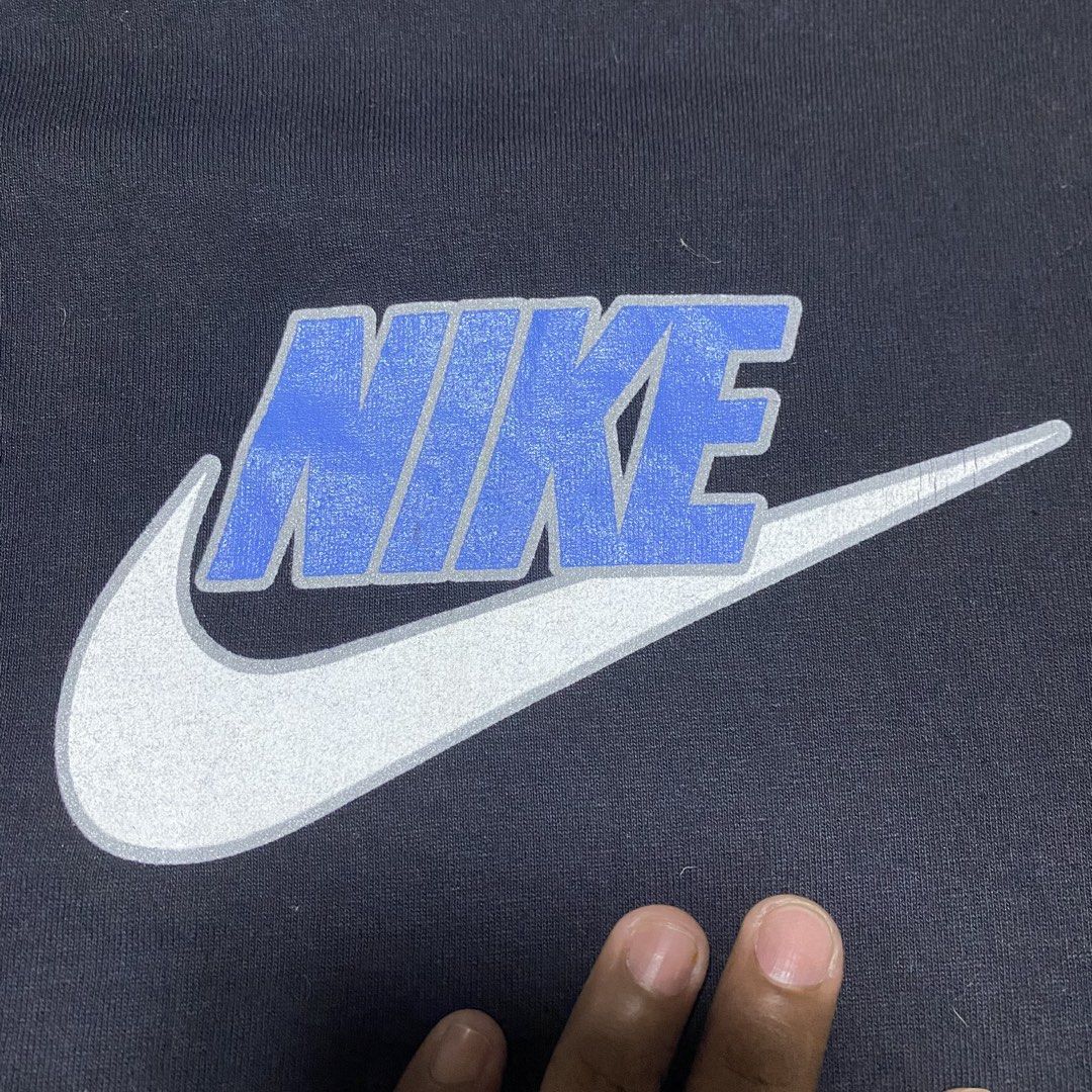 90s NIKE (Category: Activewear) located in Zaragoza. Submitted by kurlarances (Listing ID 1464294915, Image 3). Description: 90s NIKE ‎ size LARGE ‎dimes W21/L30 ‎condition VERY GOOD ‎color rate 9.8/10 ‎issue MINIMAL HAIR LINE.