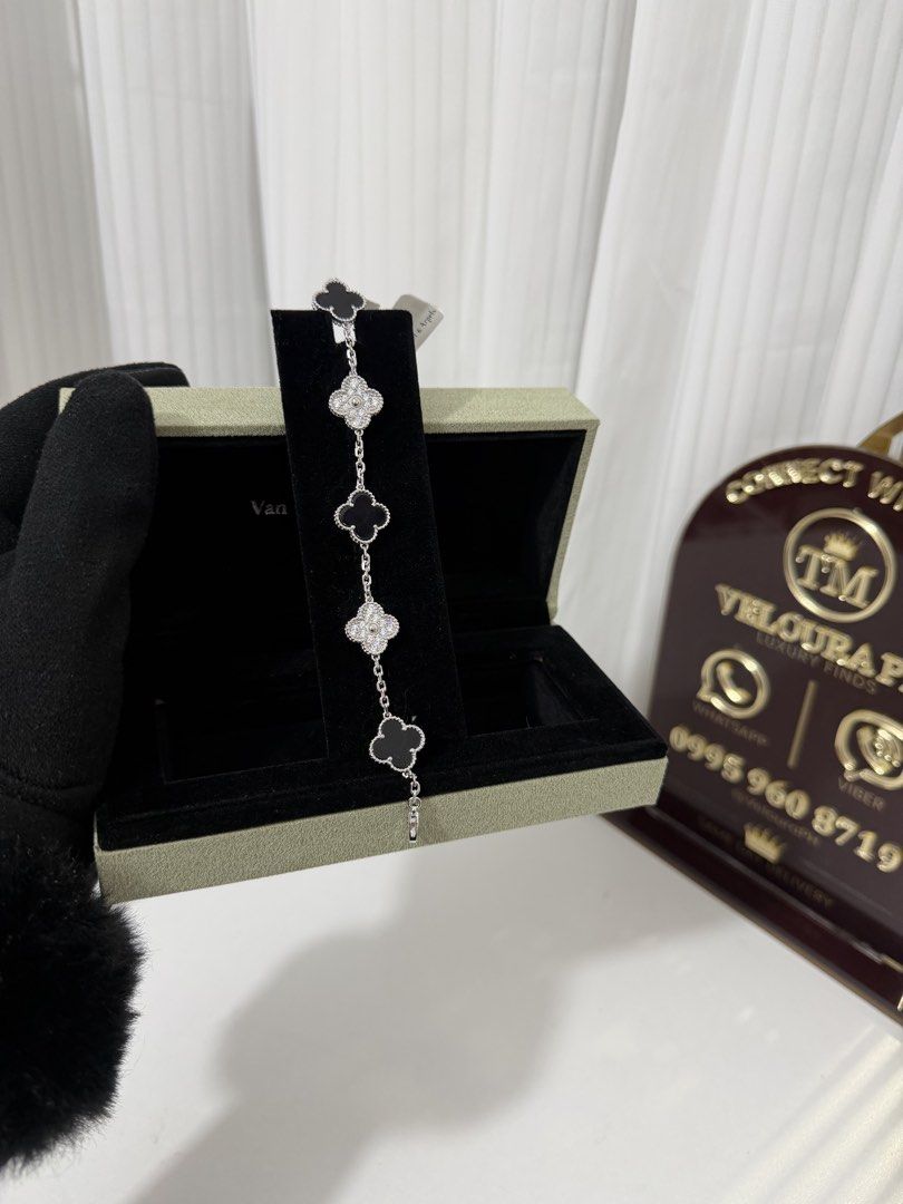 925 Silver | Clover Bracelet (Category: Bracelets) located in Manila. Submitted by trishlim112123 (Listing ID 1464173679, Image 3). Description: AUTHENTIC 925 STERLING SILVER ✔️ Manufacturer’s Certificate 🚚 COD NATIONWIDE ⚡ SAME-DAY DELIVERY within Metro Manila & nearby areas 🏪 SHOWROOM PICK-UP AVAILABLE Open daily, 10AM–5PM ✨.