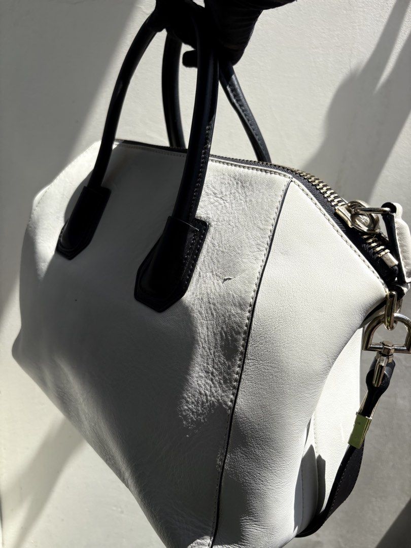 💯 Authentic Givenchy Antigona (Category: Shoulder Bags) located in San Mateo. Submitted by littlemalashop (Listing ID 1464251740, Image 3). Description: .