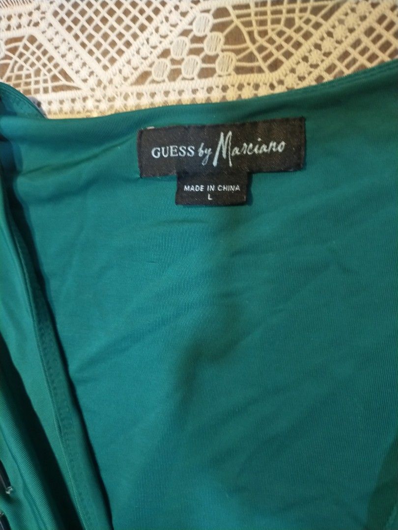 💚 Emerald Green Twist-Front Gown 💚 Size L (Category: Dresses) located in Paranaque City. Submitted by gentle.declutter (Listing ID 1464257813, Image 3). Description: 📏 EXACT MEASUREMENTS - Total Length: ~61–62 inches (floor-length) - Bust: ~34–36 inches → fits M - Waist: ~28–30 inches — twist-front design is stretchy & forgiving - Sleeve Length: ~23 inches — full long sleeve - Fabric: Soft, stretchy, smooth knit — drapes beautifully ✨ FEATURES