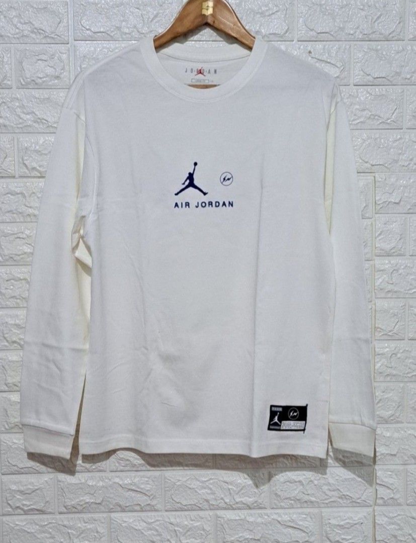 🖤 Jordan x Fragment Long Sleeve Tee (Category: Tshirts & Polo Shirts ) located in Taguig. Submitted by authprelovedonlineshop2 (Listing ID 1464183323, Image 2). Description: ### 🖤 Jordan x Fragment Long Sleeve Tee **Brand New – Untagged but Tag Included! ✨** - **Jordan x Fragment** collaboration - Long-sleeve T-shirt - **Brand new, never worn** - Untagged, but **original tag is kept/included** - **Size: Small** - **Loose fit** - Perfect for str