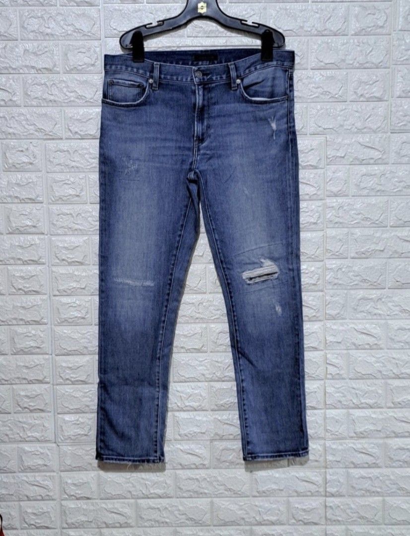 👖 UNIQLO Regular Fit Jeans (Category: Jeans) located in Taguig. Submitted by authprelovedonlineshop2 (Listing ID 1464186349, Image 2). Description: ### 👖 UNIQLO Regular Fit Jeans **Classic, versatile, and perfect for everyday wear! ✨** - **Brand: UNIQLO** - **Regular Fit** - Classic blue wash - Stylish **distressed/ripped details** - **Waist: 34 inches** - Button closure - Classic **5-pocket design** - **Excellent condition** - Great for casual