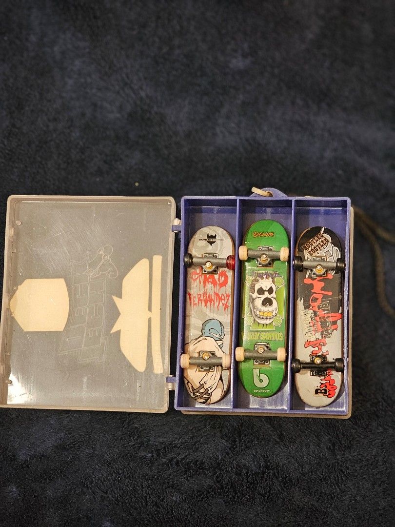 🛹 VINTAGE TECH DECK x BIRDHOUSE BUNDLE — ₱2,500 (OBO) (Category: Action & Battle Toys) located in Manila. Submitted by dyesten (Listing ID 1464198365, Image 3). Description: 🛹 VINTAGE TECH DECK x BIRDHOUSE BUNDLE — ₱2,500 OBO 🔥 RARE EARLY 2000s TECH DECK COLLECTION A nostalgic vintage bundle for collectors, fingerboard enthusiasts, and skateboarding fans! 📦 INCLUDED: • 1× Vintage Birdhouse “B” Logo Hard Case with wrist strap • 4× Vintage 96mm